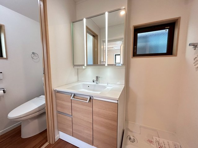 杉並区高円寺南3丁目　中古戸建の独立洗面台|三面鏡の裏には収納が付いているため、スムーズに身支度が完了します！

ご内見希望・資料請求などお気軽にお問い合わせ下さい！
03-5990-5201
