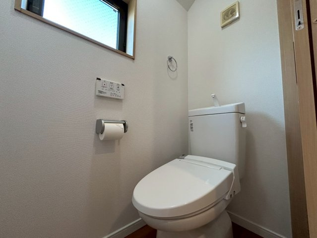 杉並区高円寺南3丁目　中古戸建のトイレ|トイレには快適なウォシュレット付き！

ご内見希望・資料請求などお気軽にお問い合わせ下さい！
03-5990-5201
