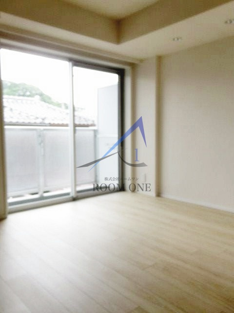 ハーモニーレジデンス大森山王＃００２の居間・リビング|洋室のお部屋です。