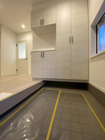 東村山市秋津町二丁目中古戸建の玄関|明るい玄関です