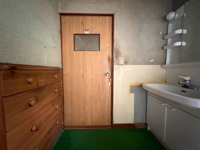 東京都八王子市下恩方町 中古戸建のその他|洗面所のドアです