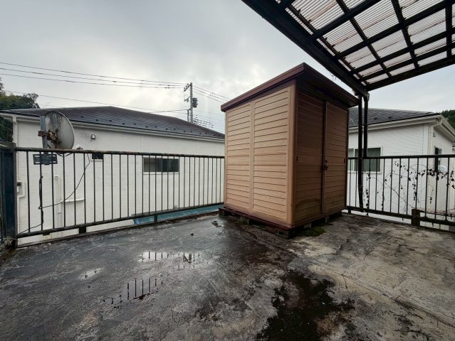 東京都八王子市下恩方町 中古戸建のバルコニー|物置があります