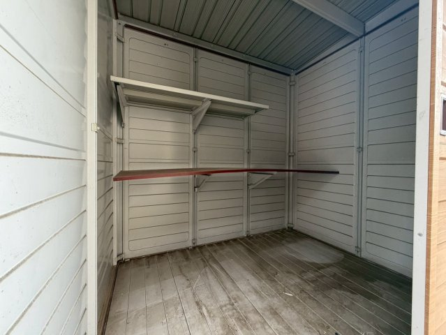 東京都八王子市下恩方町 中古戸建のバルコニー|たっぷり入る物置です