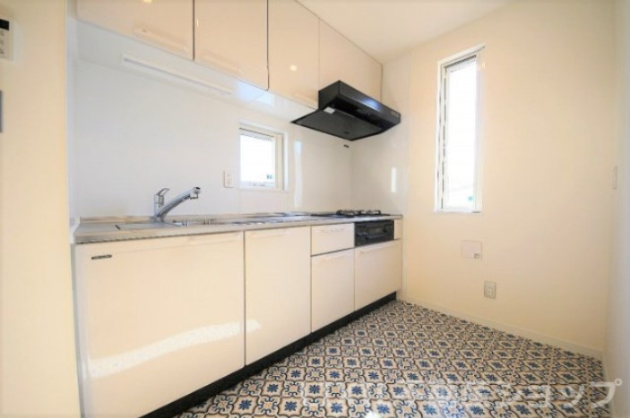 アウトドア×お家のキッチン|白を基調とした明るいキッチン