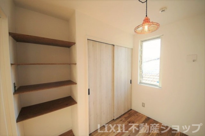 アウトドア×お家の洋室|収納は扉つきと扉なし、使うもの、インテリアで分けることも◎