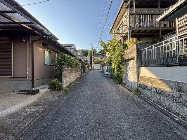八王子市長房町　売地の前面道路含む現地写真|前面道路（北側向き）の写真です。公道にて道路幅員は6ｍです。