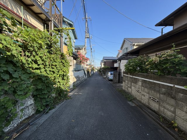 八王子市長房町　売地の前面道路含む現地写真|前面道路（南側向き）の写真です。公道にて道路幅員は6ｍです。