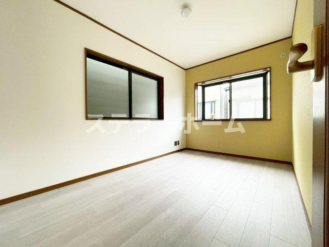 瑞光2 中古戸建の洋室|明るい洋室です