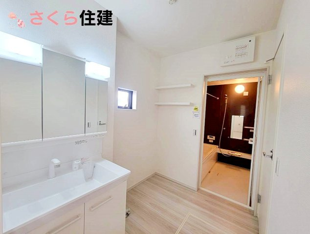 リガーレ宇都宮市駒生町14期の洗面所|三面鏡化粧台は鏡の裏までたっぷり収納が可能です