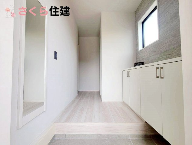 リガーレ宇都宮市駒生町14期の玄関|姿見完備でお出かけ前の身だしなみもチェックができます◎