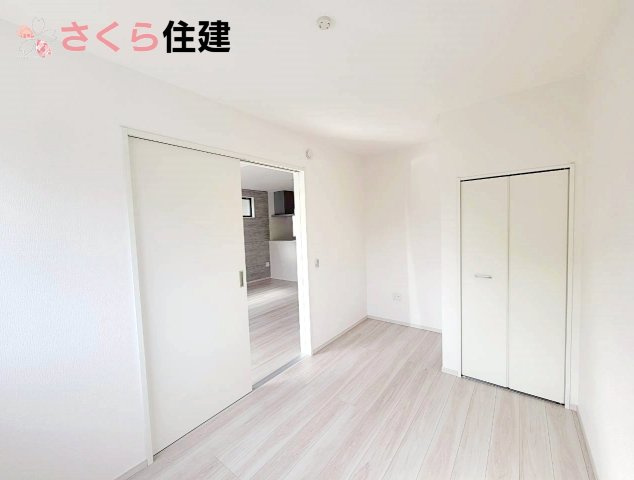 リガーレ宇都宮市駒生町14期の洋室|1階　リビング隣の5.1帖の洋室