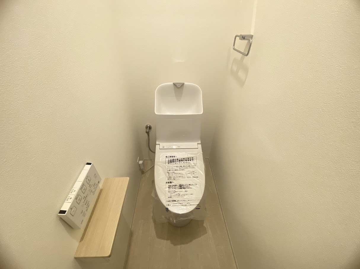 兵庫県尼崎市長洲中通2丁目4-9のトイレ|落ち着いた色調のトイレです