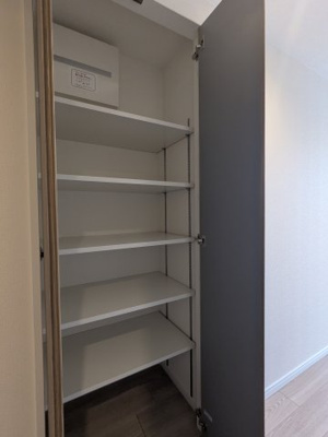 【収納】 | 北五葉パークホームズ | 廊下にある収納棚です。収納がたくさんあると便利ですね。