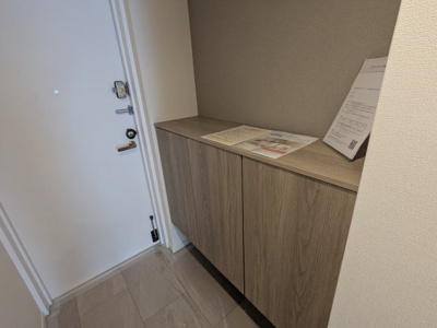 【玄関】 | 北五葉パークホームズ | シューズボックス付きでご家族分の靴を収納できます。