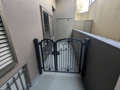 【玄関】 | 北五葉パークホームズ | 玄関ポーチ付きで戸建感覚でお使いいただけます。