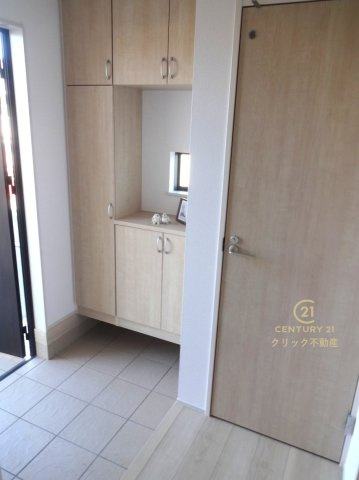 ハートフルタウン 　水戸市内原町984番　Aの玄関|たっぷり収納できるシューズボックスで玄関もスッキリ！扉の中は可動棚ですので、靴に合わせて高さを自由に変えることができます。窓があるので湿気がこもりにくく明るいのも嬉しいです。