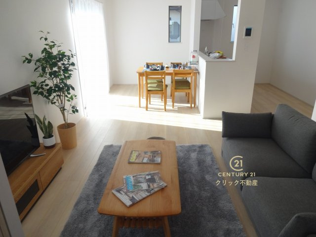 ハートフルタウン 　水戸市内原町984番　Aの居間・リビング|ナチュラルな色合いのLDKは家族が自然と寛げる場所にピッタリです。きっといつもの食事や何気ない会話も楽しくなりますね！ここから始まる「日常」がご家族にとってかけがえのない時間となりますように。