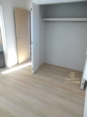 ハートフルタウン 　水戸市内原町984番　Aの洋室|1階洋室、2WAY出入り口です。リビングを通らずに玄関から直接入る事もできます。在宅ワークに、キッズスペースに、と自由に使えます。収納も配備されております。