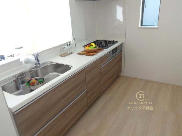 ハートフルタウン 　水戸市内原町984番　Aのキッチン|ワイドなカウンターと高い収納力で、ご夫婦で、またお子様と一緒に料理をするにも十分な広さ。お手入れしやすいので清潔を保つことができます。