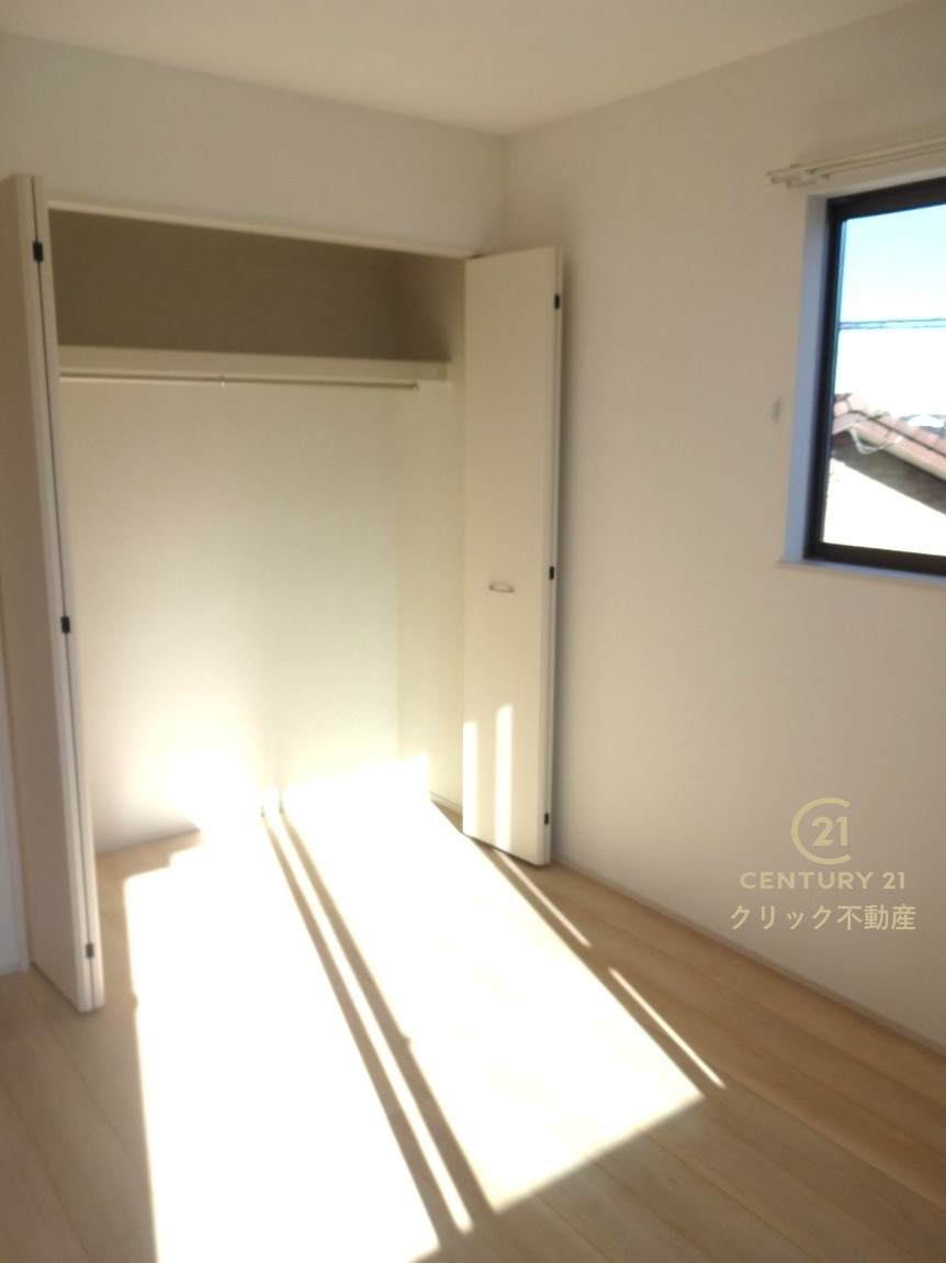 ハートフルタウン 　水戸市内原町984番　Aの洋室|折戸を開くと壁面クローゼット。衣類が横一列に並ぶためひと目で洋服が選びやすい！衣類をたくさんお持ちの方もスッキリ片付きます♪