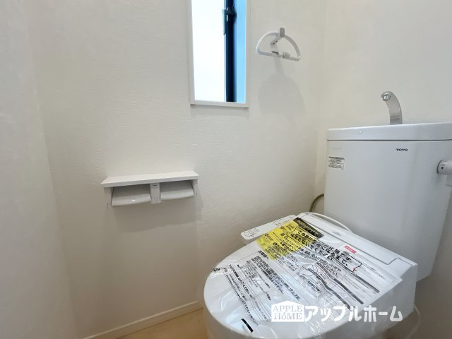 【新築住宅】上里町忍保 第1 全2棟のトイレ|温水洗浄器付き便座を標準装備してます♪窓付きで明るく、快適空間となっております。毎日使う場所だからこその配慮です。
