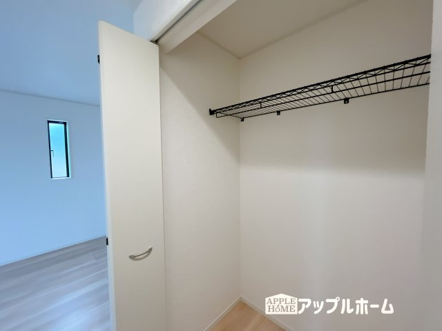 【新築住宅】上里町忍保 第1 全2棟の収納|クローゼット付きの洋室は、収納スペースが豊富で部屋全体がすっきりと片付きやすいのが特徴です。衣類や荷物を整理しやすく、生活感を抑えた洗練された空間を保てます。