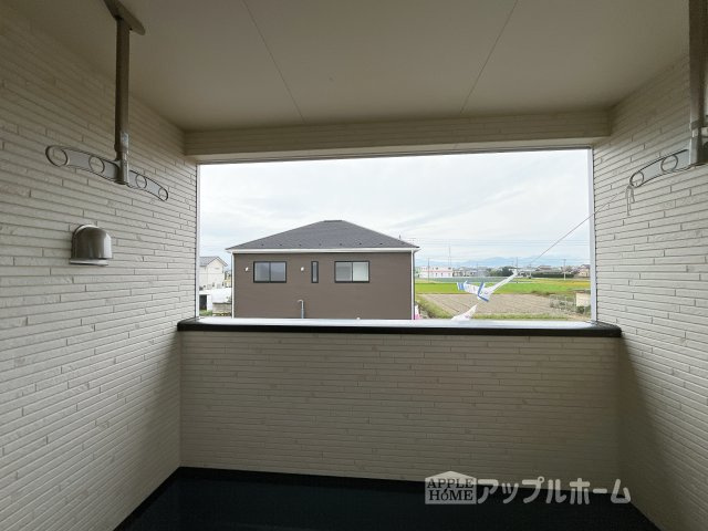 【新築住宅】上里町忍保 第1 全2棟のバルコニー|ルーフバルコニーで突然の雨でも安心♪直射日光を防げるので、紫外線を気にせず自然の光や風を感じながら日光浴もできちゃいます♪