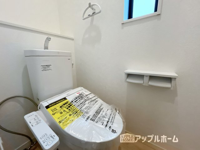 【新築住宅】上里町忍保 第1 全2棟のトイレ|温水洗浄器付き便座を標準装備してます♪窓付きで明るく、快適空間となっております。毎日使う場所だからこその配慮です。