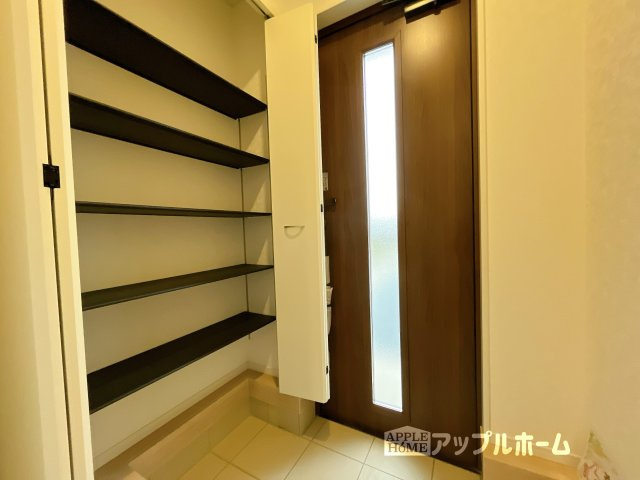 【新築住宅】上里町忍保 第1 全2棟の玄関|住まう人も来客も入った時にワクワクさせてくれるオシャレな玄関♪収納もたっぷりあるので、靴がたくさんあっても安心！