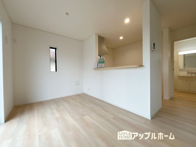 【新築住宅】上里町忍保 第1 全2棟の居間・リビング|明るい日差しがさすリビングは、家族の憩い空間。お庭を眺めながら、毎日話が弾みそうですね♪