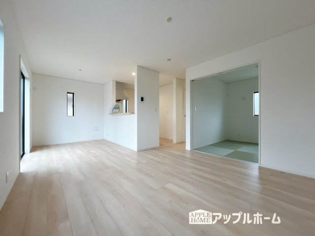 【新築住宅】上里町忍保 第1 全2棟の居間・リビング|広々リビング×対面キッチンで家族の会話も弾みます♪家族団らんの秘訣は間取りにあり☆夢のマイホームを一緒に叶えましょう！