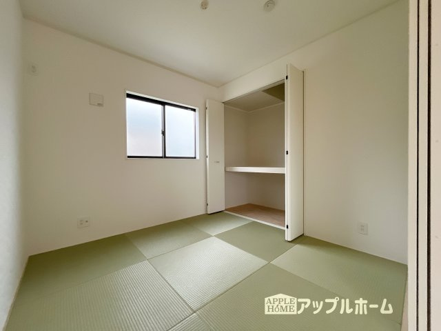 【新築住宅】上里町忍保 第1 全2棟の和室|広々とした居住空間は日々の暮らしを彩り、心のやすらぎと満足感を与えてくれます。通風と採光を考慮した設計は子供たちはのびのび育ち、家族でくつろぎと団らんを生み出します。