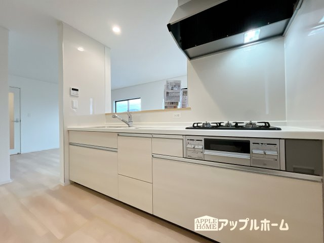 【新築住宅】上里町忍保 第1 全2棟のキッチン|対面式キッチンは、家族のコミュニケーションを育み、子育て家族にも好適なプラン！リビングで寛ぐご家族をいつも感じられます♪会話を楽しみながら家事ができ、小さいお子様がいても安心です！