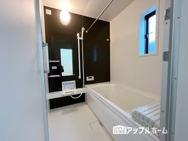 【新築住宅】上里町忍保 第1 全2棟の浴室|窓付きのバスルームは、採光もあり明るく気持ちの良い空間です。窓があることで、換気環境も良好。掃除もスムーズに出来ます