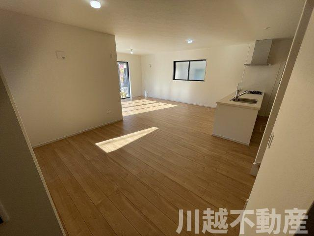 土地面積広々40坪超！駐車3台可能の居間・リビング|駅やご自宅からの送迎賜ります