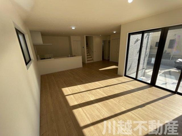 土地面積広々40坪超！駐車3台可能の居間・リビング|当社で火災保険も取り扱っています