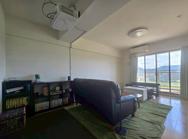 【居間・リビング】 | サンパーク赤間 | 南向きのバルコニーから明るい眺望が広がっています