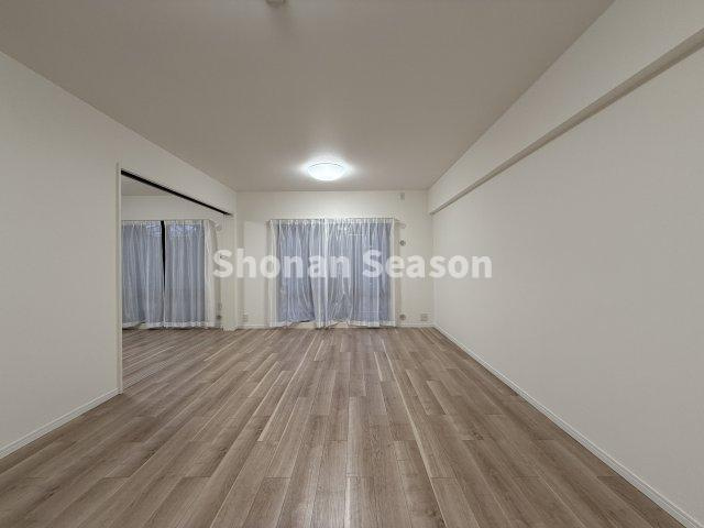 【居間・リビング】 | ソファ・テーブルを置いてもスペースにゆとりある広々としたリビング◎
家族有意義な時間が過ごせますよ♪