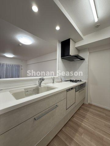 【キッチン】 | キッチンには、食後の家事負担をグッと軽減できる「食洗機」を搭載！　
手洗いよりも節水できますよ♪