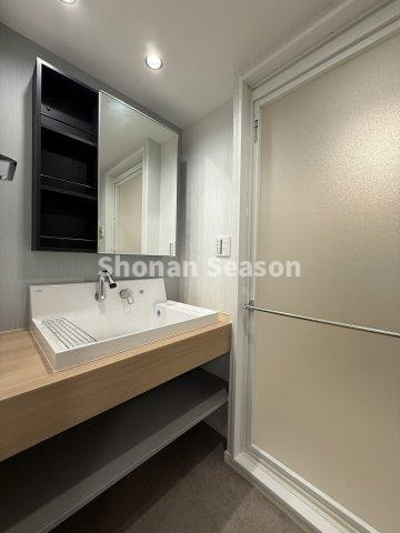 【独立洗面台】 | 既成洗面台とは異なり、オシャレな造作洗面台をご用意しました♪