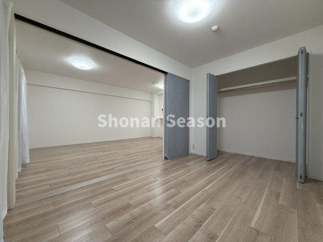 【洋室】 | リビング繋がりの洋室は、間仕切りを開放すれば一体利用が可能です♪