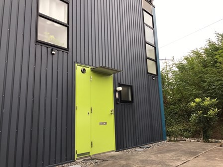 モナ・ベイルの玄関