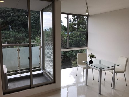 モナ・ベイルの居間・リビング