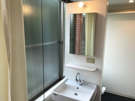 モナ・ベイルの洗面所