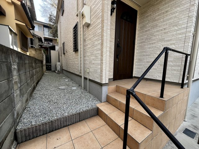 明石市朝霧東町３丁目　戸建の玄関