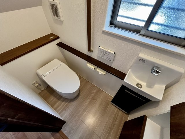 明石市朝霧東町３丁目　戸建のトイレ