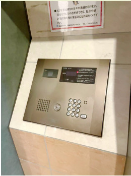 中央区新川２丁目の賃貸マンションのエントランス