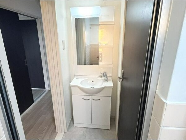 マルトウビルの洗面所|ゆったりとスペースのある洗面所