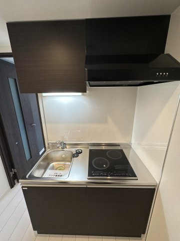 ベイルーム中央林間のキッチン|２口ＩＨヒーターで料理する方も満足♪キッチン収納スペースも豊富です★