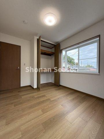 【洋室】 | どの部屋にいても日中は明るく電気をつける回数が減らせそうですね♪
空気の入れ替えもスムーズな2面採光！